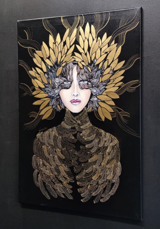 Lady Gorudo II-Q, 60x90 cm, technika mieszana, black wall, right perspective.jpg