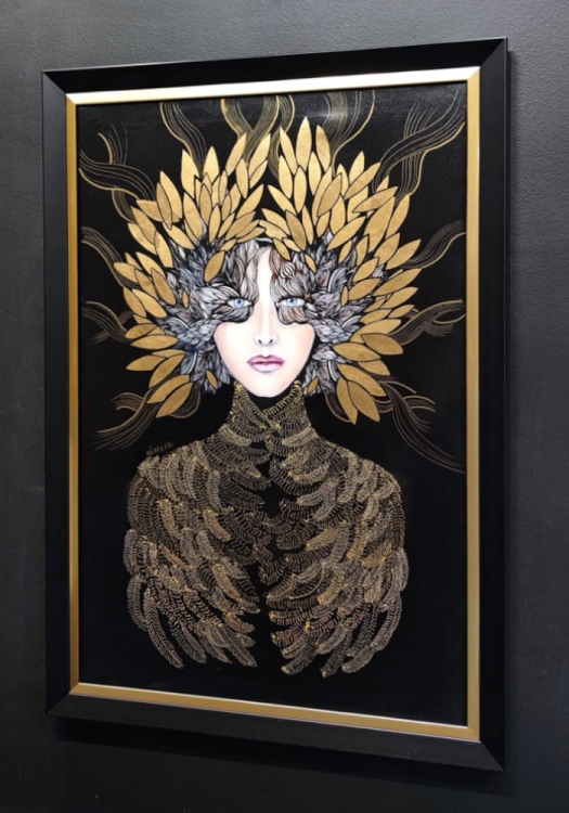 Lady Gorudo II-Q, 60x90 cm, technika mieszana, wooden black-gold frame, black wall, right perspective.jpg