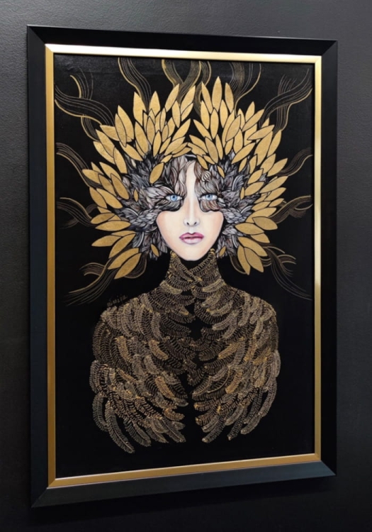 Lady Gorudo II-Q, 60x90 cm, technika mieszana, wooden black-gold frame, black wall, left perspective.jpg