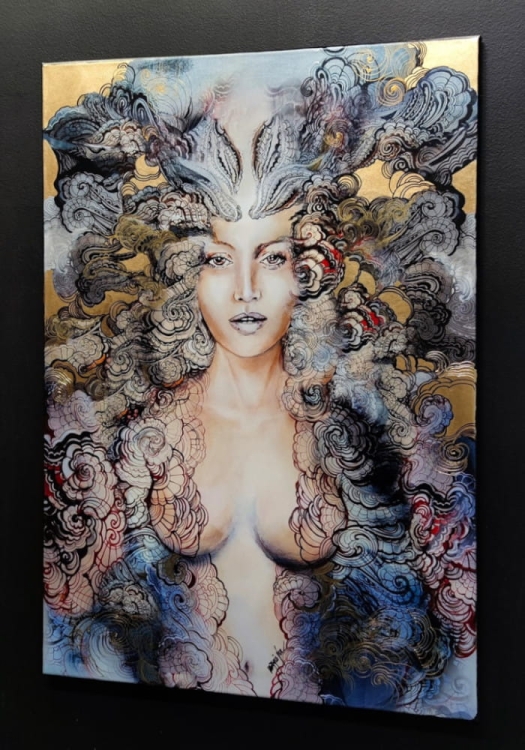 Freewolna Carmen, 70x100 cm, technika mieszana, Maggie Piu, black wall, right perspective.jpg