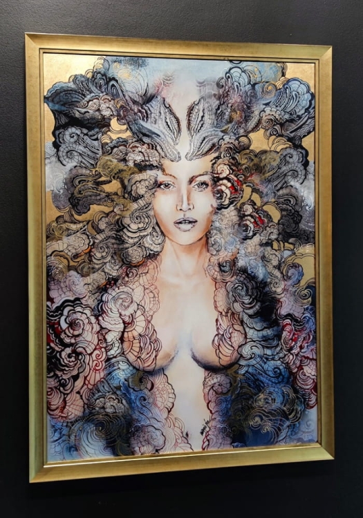 Freewolna Carmen, 70x100 cm, technika mieszana, rama złota, black wall, left perspective.jpg