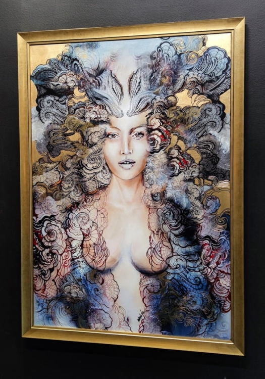 Freewolna Carmen, 70x100 cm, technika mieszana, rama złota, black wall, right perspective.jpg