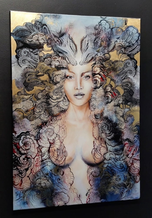 Freewolna Carmen, 70x100 cm, technika mieszana, Maggie Piu, black wall, left perspective.jpg