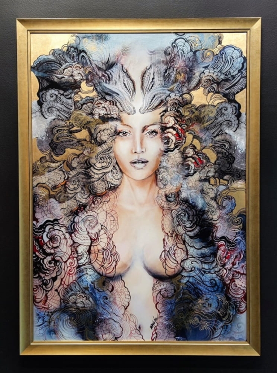 Freewolna Carmen, 70x100 cm, technika mieszana, Maggie Piu, rama złota, black wall.jpg