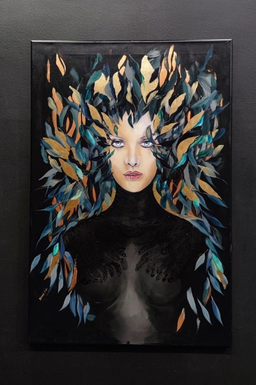 Szuwarnica Złota, 60x90 cm, technika mieszana, Maggie Piu, black wall.jpg