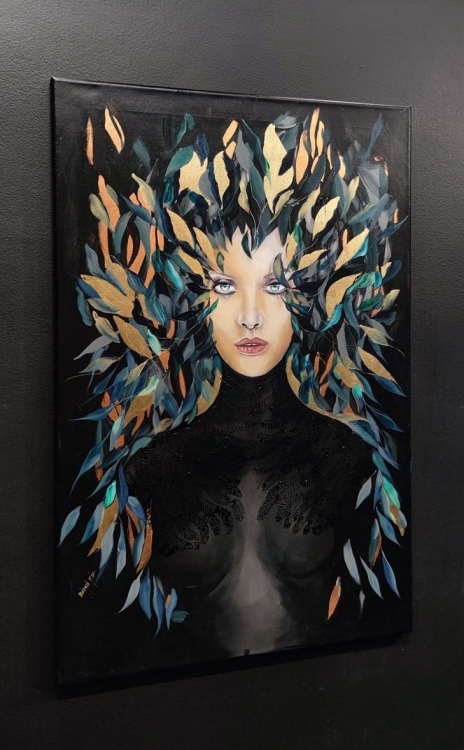 Szuwarnica Złota, 60x90 cm, technika mieszana, Maggie Piu, black wall, left perspective.jpg