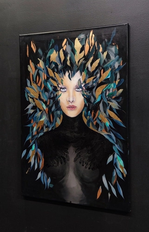 Szuwarnica Złota, 60x90 cm, technika mieszana, Maggie Piu, black wall, right perspective.jpg