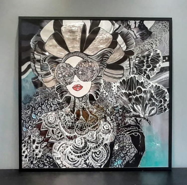 Geisha z motylem zdobiona, 100x100 cm, rama black, ściana.jpg
