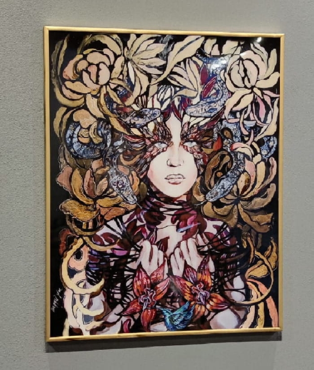 Lady Hebi 40x50 cm, rama alu gold 40x50 cm, bok lewy.jpg