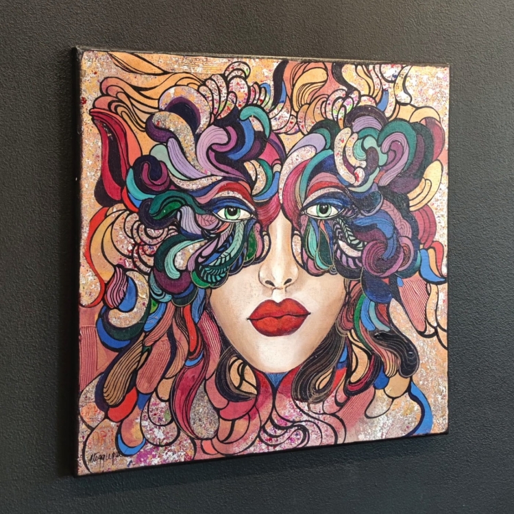 Medusa Outstanding, 50x50 cm, akryl na płótnie, Maggie Piu, black wall, left perspective.jpg