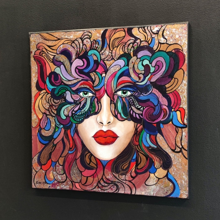 Medusa Outstanding, 50x50 cm, akryl na płótnie, Maggie Piu, black wall, right perspective.jpg