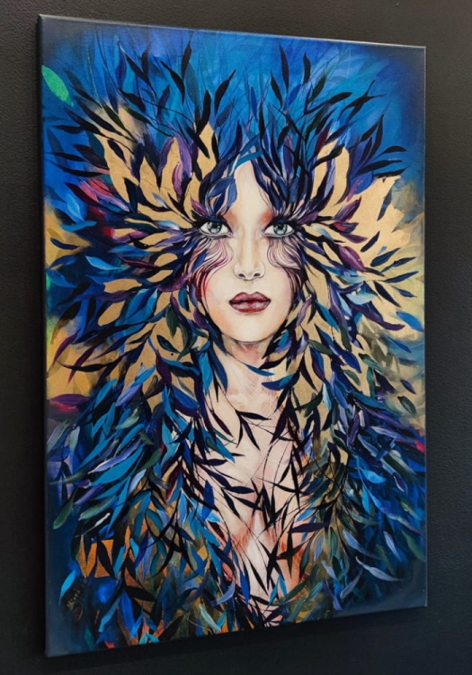 Lady Ha II, 60x90 cm, technika mieszana, Maggie Piu, black wall, left perspective.jpg