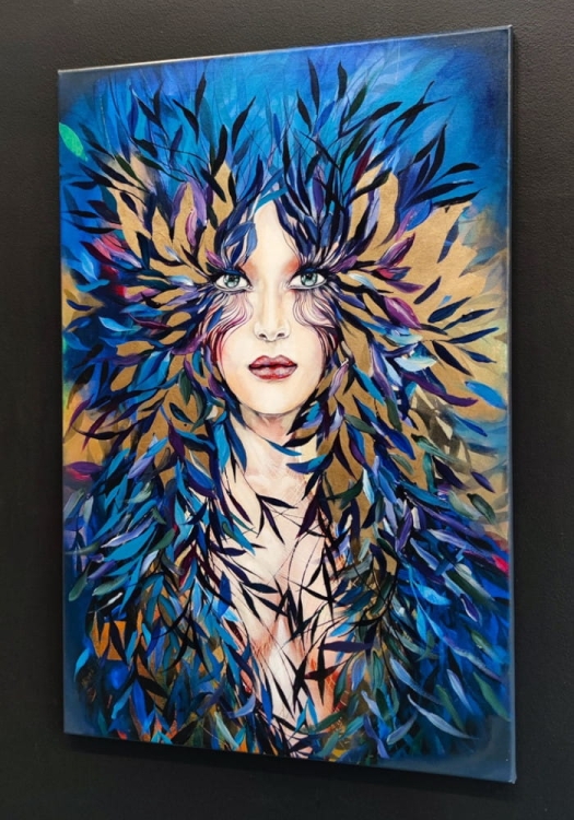 Lady Ha II, 60x90 cm, technika mieszana, Maggie Piu, black wall, right perspective.jpg