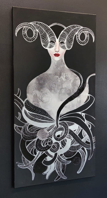 Baran Silver, 60x120 cm, technika mieszana, Maggie Piu, black wall, left perspective.jpg