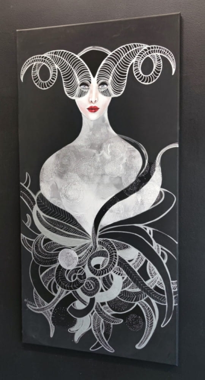 Baran Silver, 60x120 cm, technika mieszana, Maggie Piu, black wall, right perspective.jpg