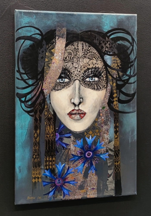 Chabernica, 40x60 cm, akryl na płótnie, Maggie Piu, black wall, left perspective.jpg