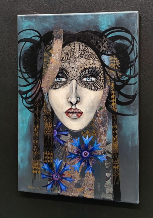 Chabernica, 40x60 cm, akryl na płótnie, Maggie Piu, black wall, right perspective.jpg