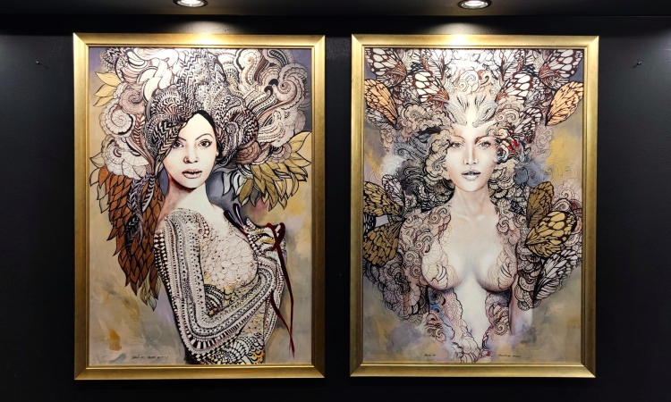 Madame Butterfly & Freewolna Carmen - Beige - gold frame - 70x100 - black wall - light.jpg