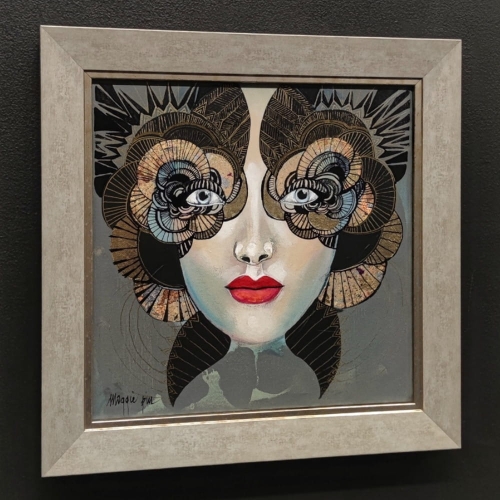 Minipiu XVII – Obraz 30×30 cm, Akryl na Płótnie, w Ramie 37,5×37,5 cm, Maggie Piu, black wall, left perspective.jpg