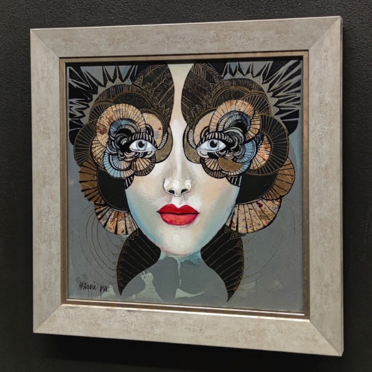 Minipiu XVII – Obraz 30×30 cm, Akryl na Płótnie, w Ramie 37,5×37,5 cm, Maggie Piu, black wall, right perspective.jpg