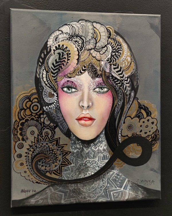 Eurydyka, 40x50 cm, akryl na płótnie, Maggie Piu, black wall, left perspective.jpg