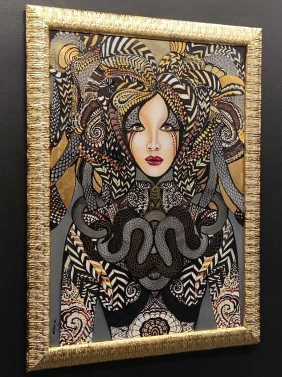 Toredo, 70x100 cm, technika mieszana, Maggie Piu, rama złota, black wall in the gallery, left perspective.jpg