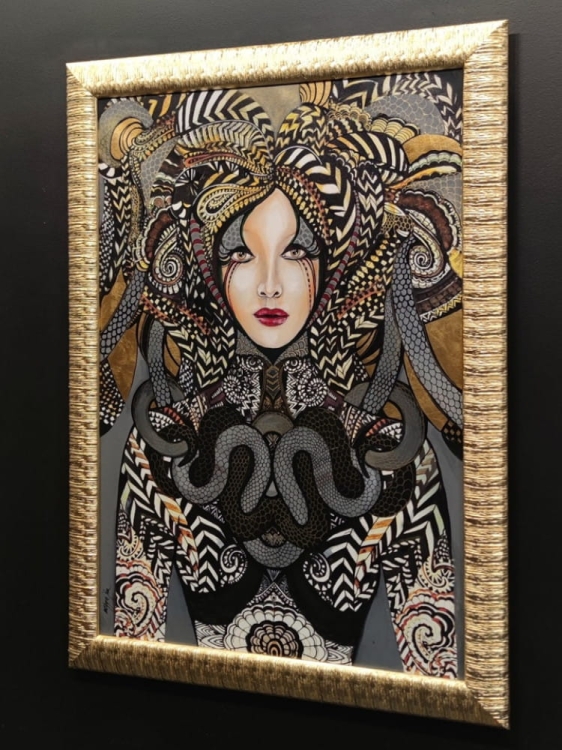 Toredo, 70x100 cm, technika mieszana, Maggie Piu, rama złota, black wall in the gallery, right perspective.jpg