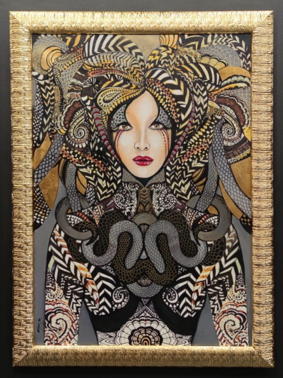 Toredo, 70x100 cm, technika mieszana, Maggie Piu, rama złota, black wall in the gallery.jpg