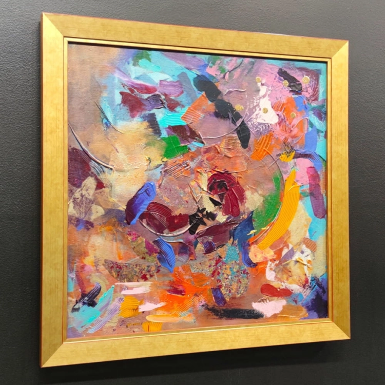 Mazy I, akryl nba płótnie, 50x50 cm, w ramie 57x57 cm drewnia nej złotej, Maggie Piu, black wall, left perspective,.jpg