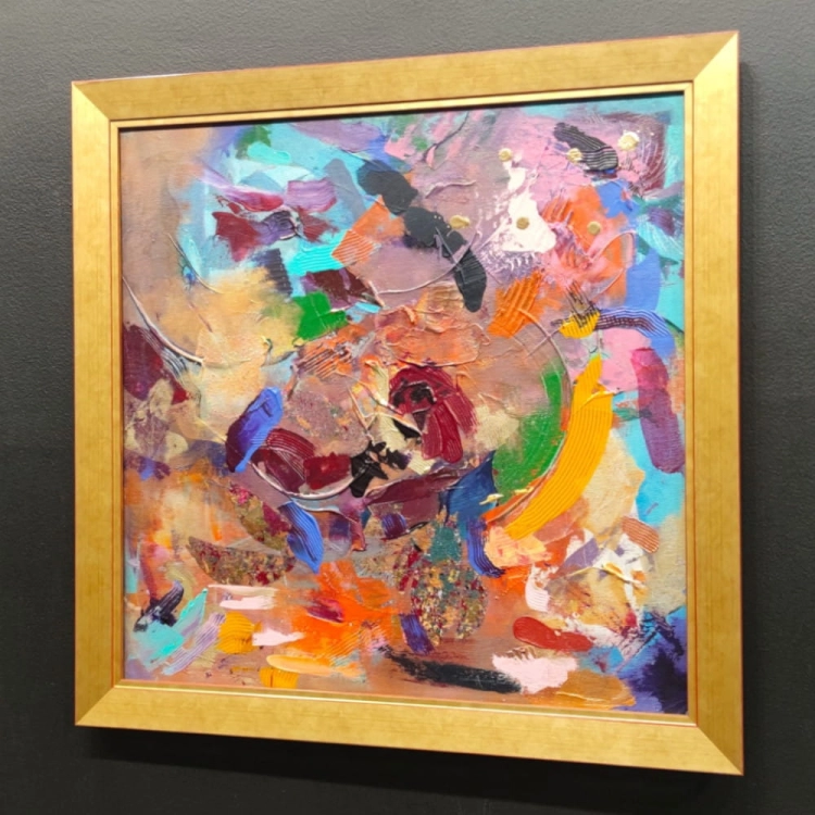 Mazy I, akryl nba płótnie, 50x50 cm, w ramie 57x57 cm drewnia nej złotej, Maggie Piu, black wall, right perspective,.jpg