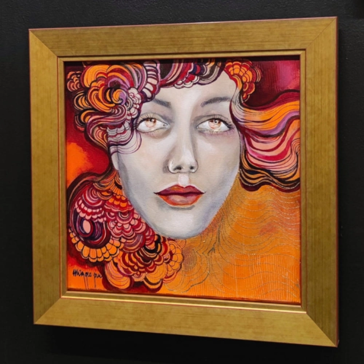 Minipiu XVIII– Obraz 30×30 cm, Akryl na Płótnie, w Ramie 37,5×37,5 cm, Maggie Piu, black wall, right perspective.jpg