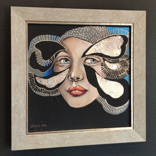 Minipiu XIX– Obraz 30×30 cm, Akryl na Płótnie, w Ramie 37,5×37,5 cm, Maggie Piu, black wall, left perspective.jpg