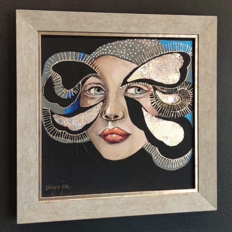 Minipiu XIX– Obraz 30×30 cm, Akryl na Płótnie, w Ramie 37,5×37,5 cm, Maggie Piu, black wall, left perspective.jpg