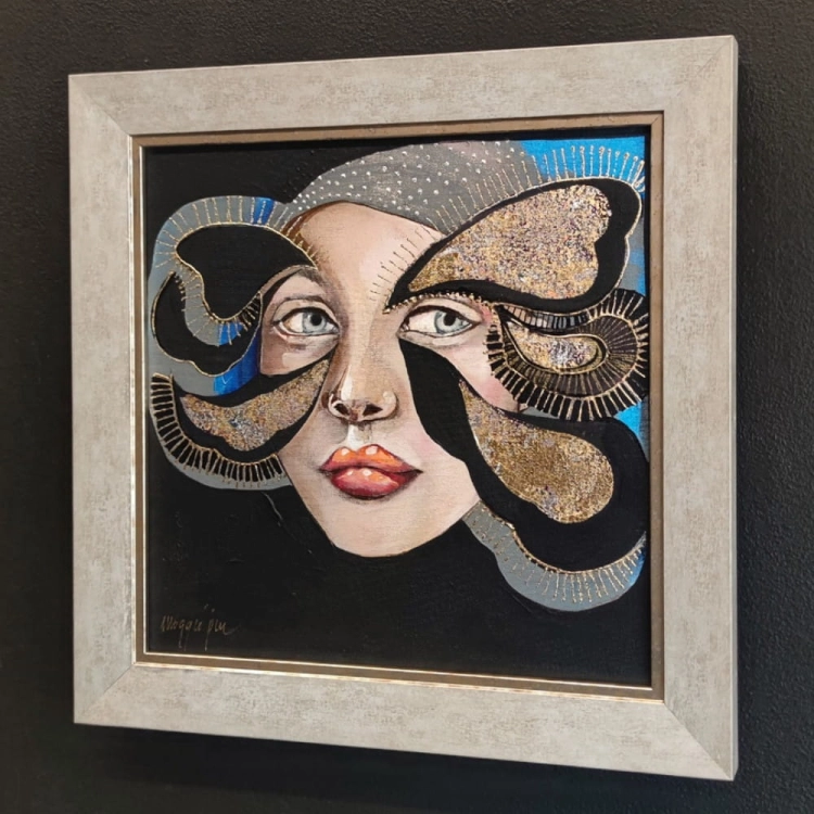 Minipiu XIX– Obraz 30×30 cm, Akryl na Płótnie, w Ramie 37,5×37,5 cm, Maggie Piu, black wall, right perspective.jpg