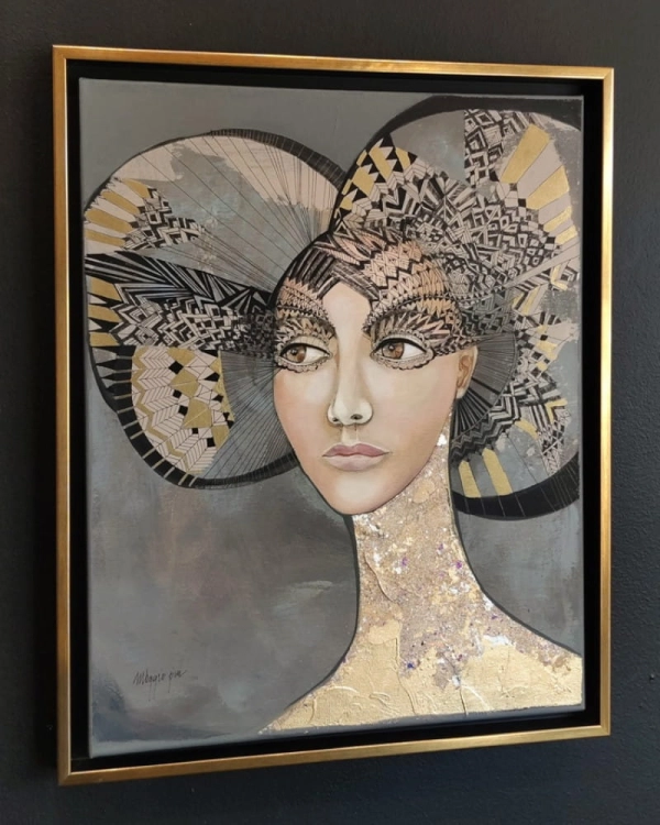 Minerwa, 40x50 cm, akryl na plótnie, Maggie Piu, obraz w ramie american box 45x55, black wall, left perspective.jpg