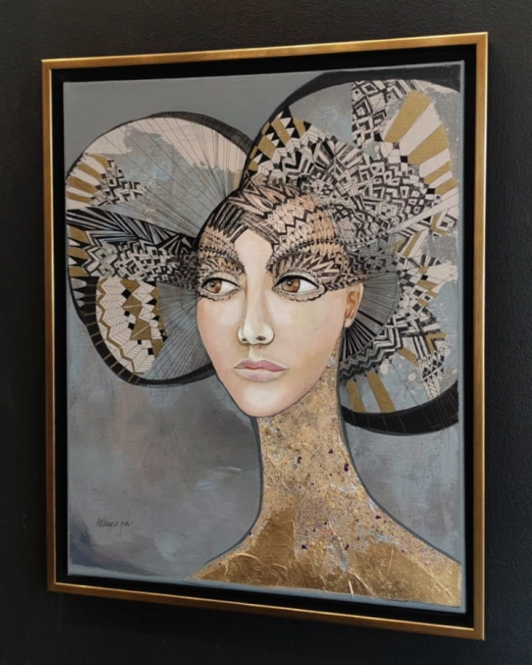 Minerwa, 40x50 cm, akryl na plótnie, Maggie Piu, obraz w ramie american box 45x55, black wall, right perspective.jpg