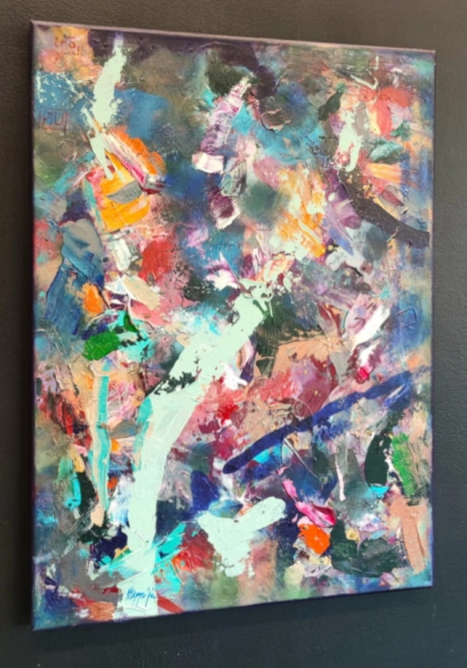 Mazy II, 50x70 cm, akryl na płótnie, Maggie Piu, black wall, left perspective.jpg