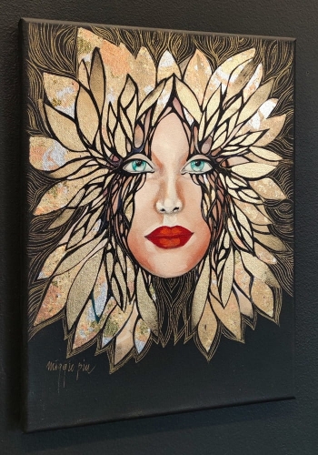 Minipiu XX - Obraz 30×40 cm, Akryl na Płótnie - Maggie Piu, black wall, left perspective.jpg