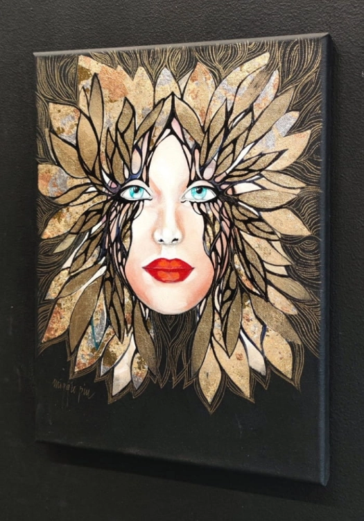 Minipiu XX - Obraz 30×40 cm, Akryl na Płótnie - Maggie Piu, black wall, right perspective.jpg