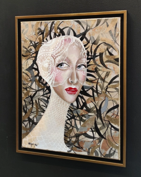 Leukotea, 40x50 cm, akryl na plótnie, Maggie Piu, obraz w ramie american box 44x54, black wall, right perspective.jpg