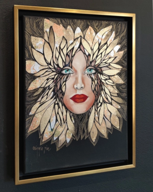 Minipiu XX– Obraz 30×40 cm, Akryl na Płótnie, w Ramie 34×44 cm, Maggie Piu, black wall, left perspective.jpg