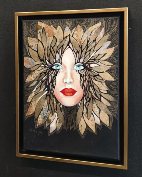 Minipiu XX– Obraz 30×40 cm, Akryl na Płótnie, w Ramie 34×44 cm, Maggie Piu, black wall, right perspective.jpg