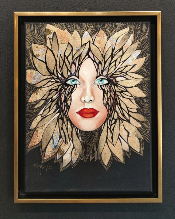 Minipiu XX– Obraz 30×40 cm, Akryl na Płótnie, w Ramie 34×44 cm, Maggie Piu, black wall.jpg