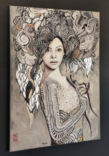 Madame Butterfly Taupe, 70x100 cm, technika mieszana, Maggie Piu, black wall, left perspective.jpg