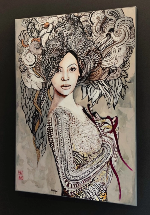 Madame Butterfly Taupe, 70x100 cm, technika mieszana, Maggie Piu, black wall, right perspective.jpg