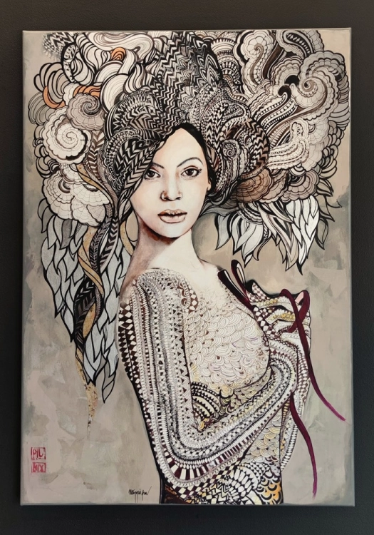 Madame Butterfly Taupe, 70x100 cm, technika mieszana, Maggie Piu, black wall.jpg