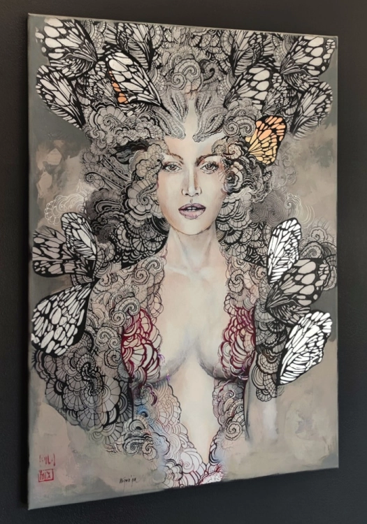 Freewolna Carmen Taupe, 70x100 cm, technika mieszana, Maggie Piu, black wall, left perspective.jpg