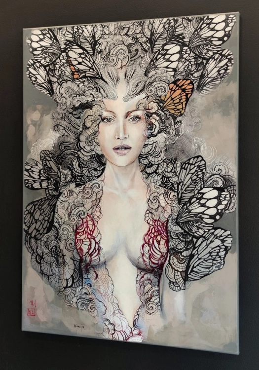 Freewolna Carmen Taupe, 70x100 cm, technika mieszana, Maggie Piu, black wall, right perspective.jpg
