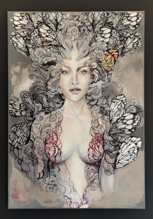Freewolna Carmen Taupe, 70x100 cm, technika mieszana, Maggie Piu, black wall.jpg