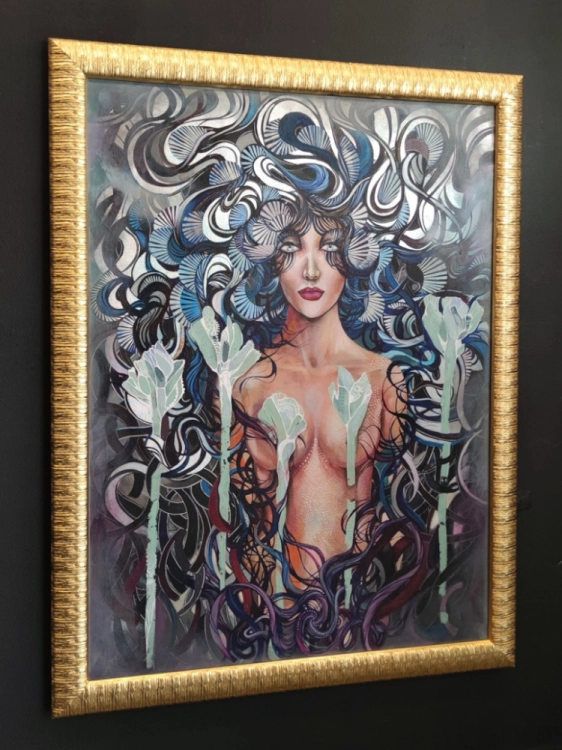 Dyskordia, 90x120 cm, akryl na płótnie, cykl horror vacui, Maggie Piu, gold frame, black wall, left perspective.jpg